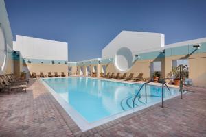 普兰塔寻Sheraton Suites Fort Lauderdale Plantation的酒店的大型游泳池配有椅子
