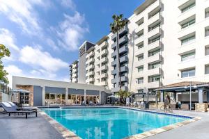 洛杉矶登洛杉矶西部福朋喜来登酒店的一张酒店游泳池的图片