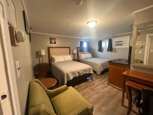 BrewerVacationland Inn & Suites的酒店客房,设有两张床和一张沙发