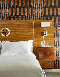 奥克兰Waterfront Hotel, part of JdV by Hyatt的卧室配有白色的床和木制床头板