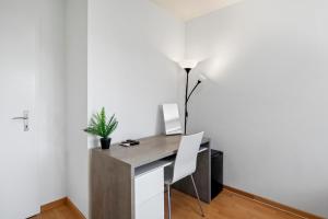 温特图尔Spacious-Excellent Connection-Parking-Washer的一个带桌子和灯的家庭办公室