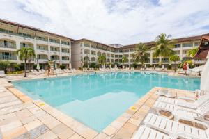 科斯塔萨乌佩Sauipe Resorts Ala Mar - All Inclusive的酒店前方的大型游泳池