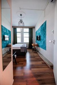 埃因霍温Hotel Auberge Nassau的一间卧室配有一张床、一张桌子和一个窗户。