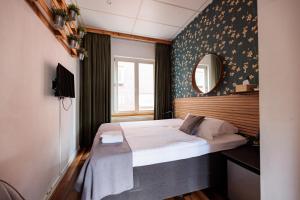埃因霍温Hotel Auberge Nassau的一间小卧室,配有一张床和镜子