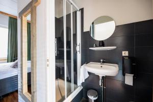 埃因霍温Hotel Auberge Nassau的一间带水槽和镜子的浴室