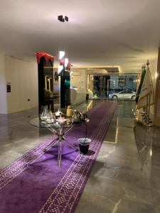 吉达Golden New Al Safa的一间设有桌子和紫色地毯的房间
