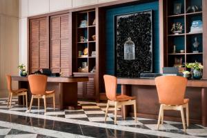 萨凡纳Perry Lane Hotel, a Luxury Collection Hotel, Savannah的一间带桌椅的用餐室