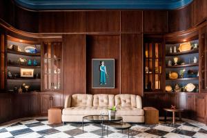 萨凡纳Perry Lane Hotel, a Luxury Collection Hotel, Savannah的客厅配有沙发和桌子