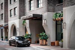 萨凡纳Perry Lane Hotel, a Luxury Collection Hotel, Savannah的停在大楼前的一辆黑色汽车