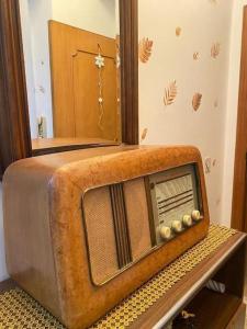 坎波迪焦韦Nicola's house的镜子前桌子上的旧收音机