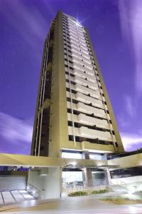 纳塔尔CJC Short Stay Natal的紫色天空的高公寓楼