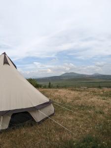 TkhitCampy Mountain Campsite的帐篷位于田野中间