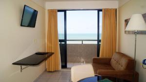 纳塔尔CJC Short Stay Natal的客厅配有沙发和美景窗户。