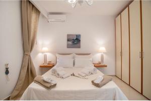 斯泰里达Villa Sofia的卧室配有白色床和毛巾