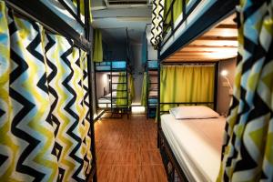 达哈布Rafiki Hostels - Dahab的带两张床的房间和走廊