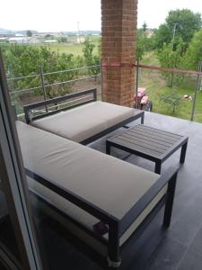 ŠakviceGoldMerunka的田野景阳台的两张床