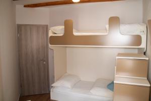 皮兰Apartments ELA的一间小房间,内设两张双层床