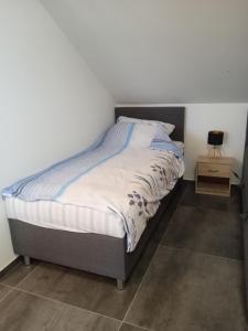 ŠakviceGoldMerunka的一间卧室配有一张床和一个床头柜