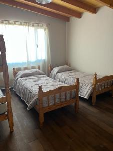 特来凡林Cabañas PH的一间卧室设有两张床和窗户。