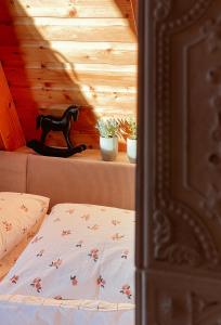 Rechenberg-BienenmühleKleines Chalet im Erzgebirge mit Sauna und Kamin的木天花板的客房内的一张床位