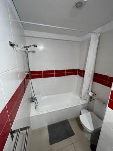 阿尔卡拉Alcalá Center Playa的浴室配有白色浴缸和卫生间。