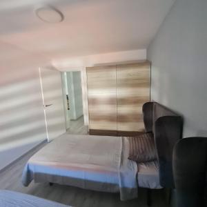 比纳罗斯Apartament Lux的一间带床和橱柜的小卧室