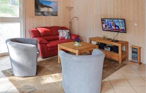 巴贝奥斯特巴德巴贝海滩公园度假屋的客厅配有红色的沙发和椅子