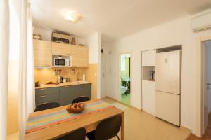 普拉Pula City Apartment with private parking FREE的厨房以及带桌椅的用餐室。