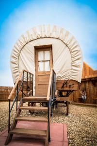 阿马里洛The Big Texan - Cabins and Wagons的一个带梯子和门的蒙古包