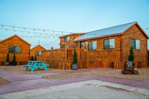 阿马里洛The Big Texan - Cabins and Wagons的小木屋前方设有蓝色野餐桌