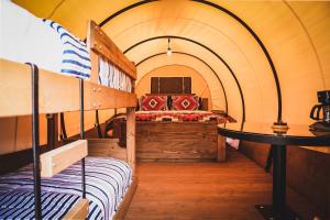 阿马里洛The Big Texan - Cabins and Wagons的帐篷内带两张双层床的客房
