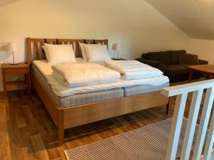 巴斯塔德Fin lägenhet mitt på Bjärehalvön的一间卧室配有一张大床和一张沙发