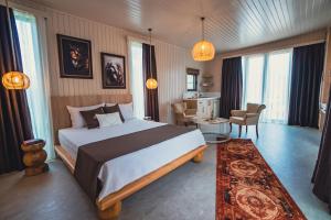 凯麦尔Cirali Hestia Lodge的酒店客房设有一张大床和一张书桌。