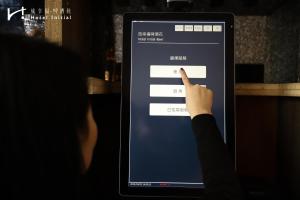 台南旅幸福 - 啤酒花的指向平板电脑屏幕的人