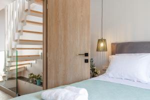 罗希姆诺Anchel maison的一间卧室设有一张床和一个螺旋楼梯