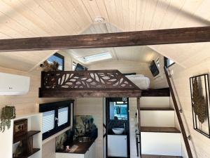 羊角村Tiny House Lovely Sunshine的享有小房子内部景致,设有阁楼