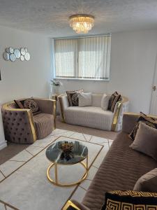 巴恩斯特珀尔Hill's View的客厅配有两张沙发和一张桌子