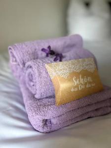 ObergurigFerienhaus Lavendel的床上一堆紫色毛巾