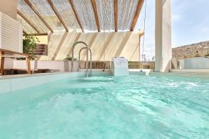 Melidhónion2 bedroom Villa with heated swimming pool-Spa whirlpool-BBQ!的屋顶房屋内的热水浴池