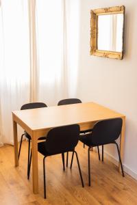 普拉Pula City Apartment with private parking FREE的一张桌子、四把椅子和一面墙上的镜子