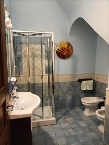 奇尼斯La Sicilia in casa的带淋浴、盥洗盆和卫生间的浴室