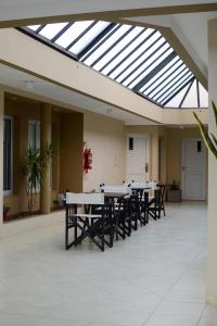埃利萨镇Hotel Suite & Spa Verdesolaro的一间设有天窗下的桌椅的自助餐厅