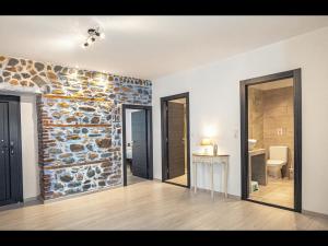 普利瑙港湾DreamStone Residence的一间设有石墙和2扇推拉门的房间