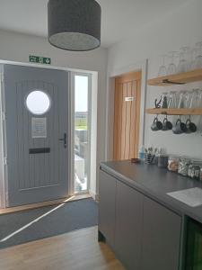 基斯高地Flotnar Hús - Ensuite Rooms的厨房设有灰色的门和台面