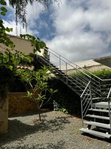 马萨龙港Casa Rural EL CAMPICO的通往建筑物的金属楼梯