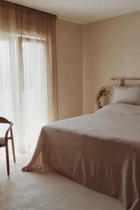斯普利特lo͝or luxury retreat的一间卧室设有一张大床和一个窗户。