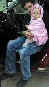谢里登垂欧斯安德谢里登汽车旅馆的抱着婴儿坐在膝盖上的男人