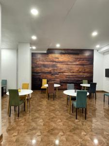 科布列季New House Kobuleti 2的配有桌椅和木墙的房间