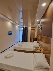 科布列季New House Kobuleti 2的客房设有两张床和一台墙上的电视。