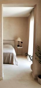 斯普利特lo͝or luxury retreat的一间卧室配有一张床和一张带台灯的桌子